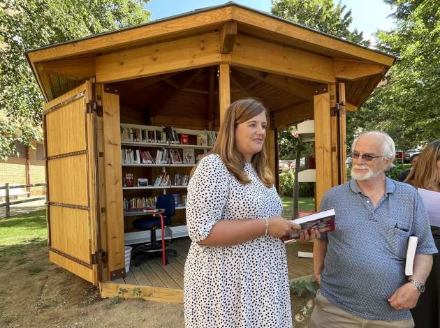 Gary Beals, dona una colección de libros sobre numismática a la Casa de Moneda