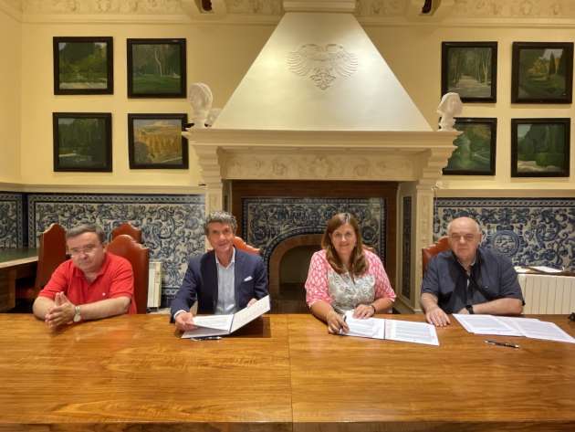 Firma del convenio con la AAVV La Albuera para cesión de espacio municipal
