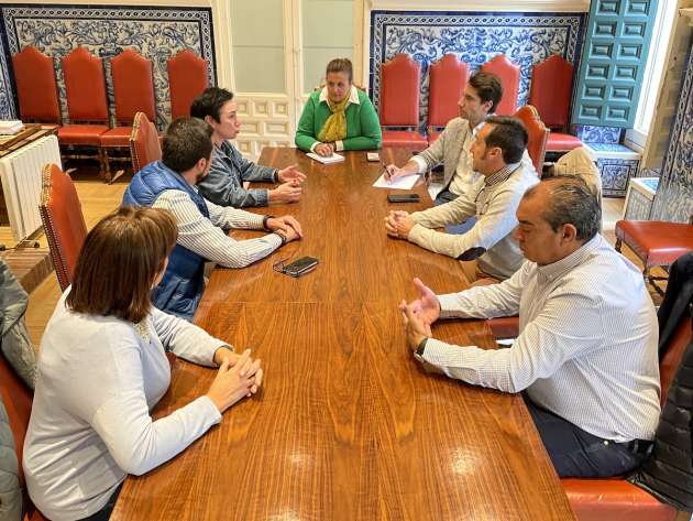 La alcaldesa se reúne con la junta directiva de HOTUSE