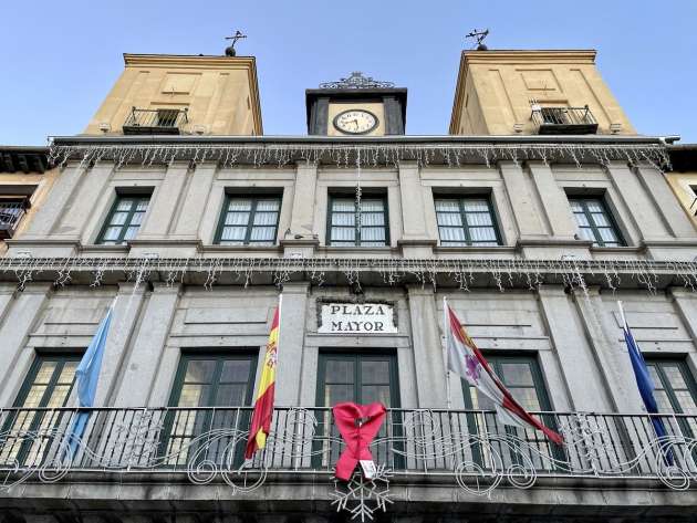 El Ayuntamiento de Segovia luce un gran lazo rojo por el Día Mundial de la lucha contra el SIDA