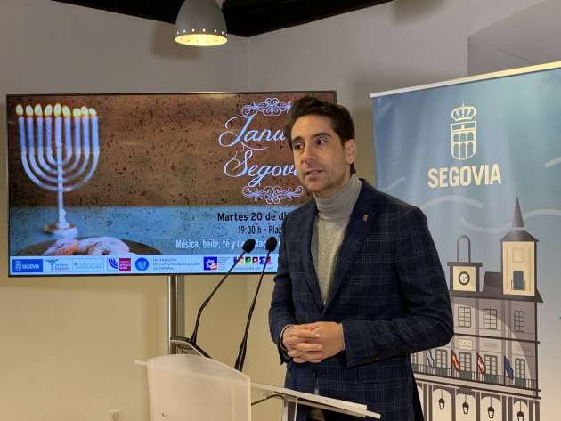 Concejal Miguel Merino en la rueda de prensa Janucá
