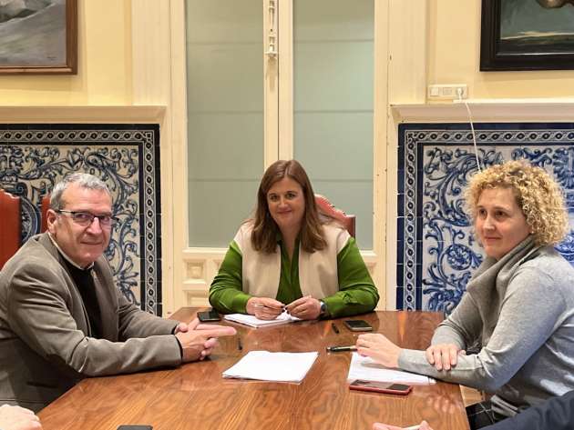 Clara Martín, el Secretario General para el Reto Demográfico del Ministerio de Transición Ecológica y Reto Demográfico, Francesc Boya y la subdelegada del Gobierno