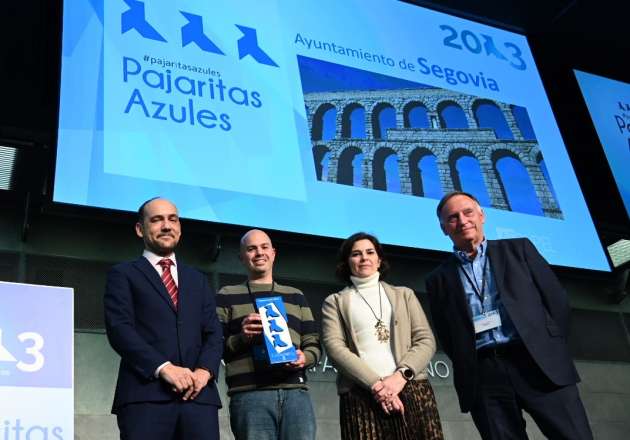 El Ayuntamiento recibe tres Pajaritas Azules por su gestión de la recogida de papel y cartón