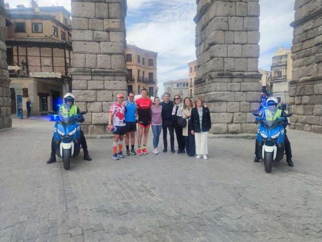 Saludo a los agentes de Policía Local y Nacional participantes en el Reto 15Q