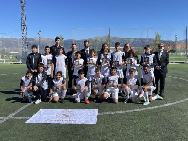Alcaldesa y Arbeloa visitan la Escuela de la Fundación Real Madrid y Ecopilas en Segovia