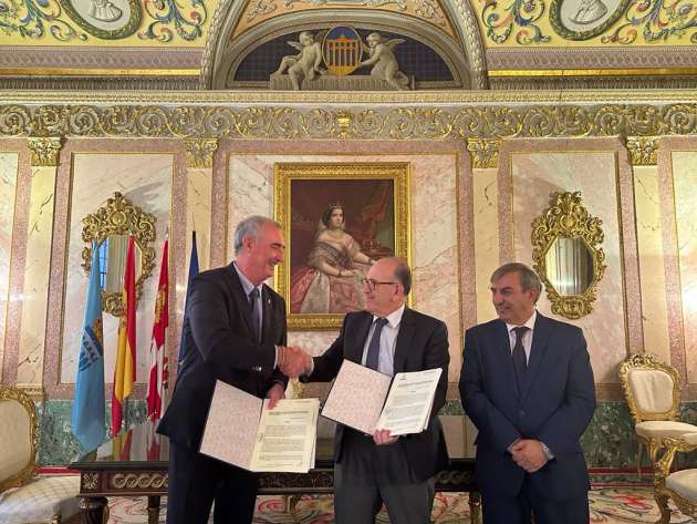 Firma del convenio para la cesión parcelas colaborativas