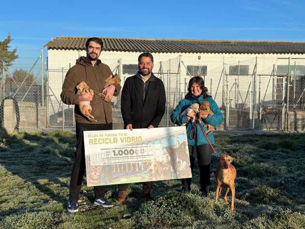 Entrega los 1.000 euros del reto solidario “Ellos no pueden, tu sí. Recicla vidrio”, a la Asociación para la defensa de los animales