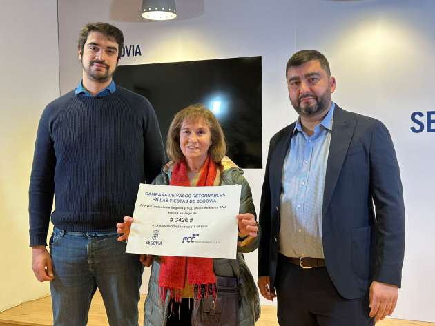 Entrega dinero campaña vasos reutilizables a la Asociación San Vicente de Paúl