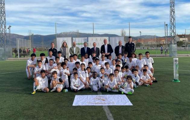 El alcalde, José Mazarías, visita junto a Emilio Butragueño la Escuela de la Fundación Real Madrid Ecopilas en Segovia