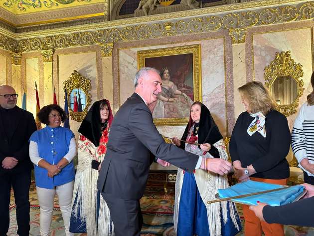 El alcalde de Segovia, José Mazarías, entrega el bastón de mando de la ciudad a las Alcaldesas de Zamarramala 