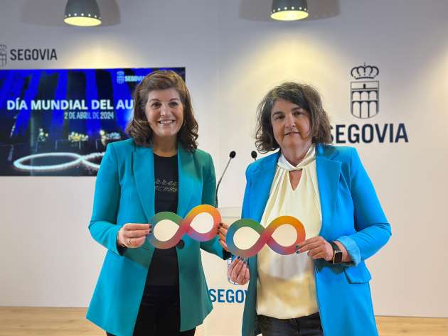 La concejala de Servicios Sociales, Azucena Suárez, y la presidenta de Autismo Segovia presentando las actividades