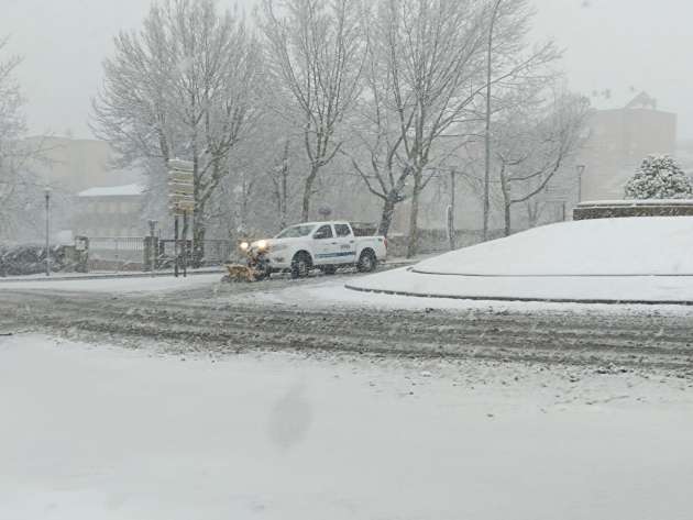 Pick up en rotonda con nieve