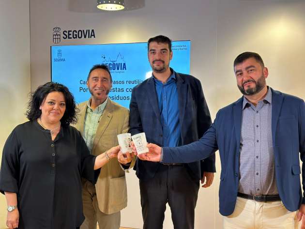 Presentación de los vasos reutilizables para reducir los residuos durante las fiestas