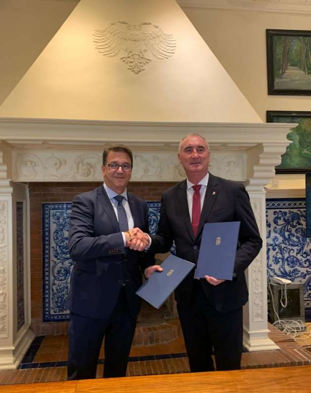 Firma del convenio con la Fundación Caja Rural para el encuentro de Isabeles 