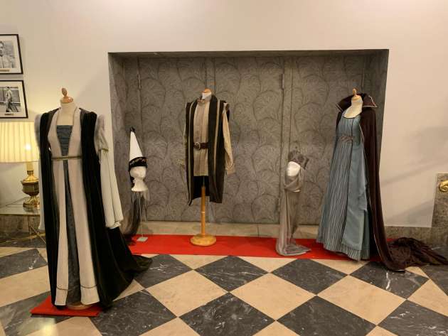 Exposición de alquiler de trajes