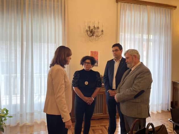 Clara Sanz con los Tenientes alcalde