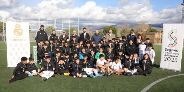 Arbeloa visita la escuela de la Fundación Real Madrid