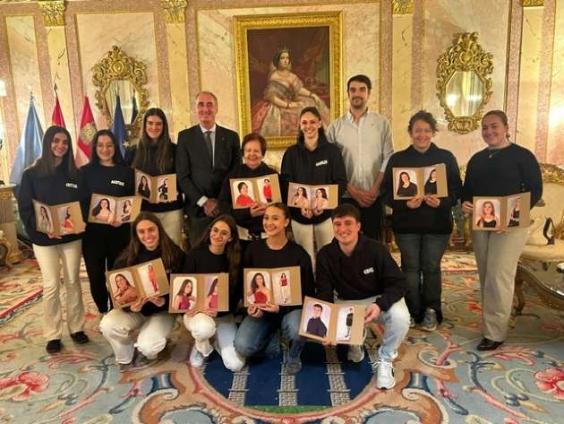 El alcalde entrega el álbum de fotos de las Fiestas de San Juan y San Pedro 2025 a la alcaldesa y representantes de los barrios