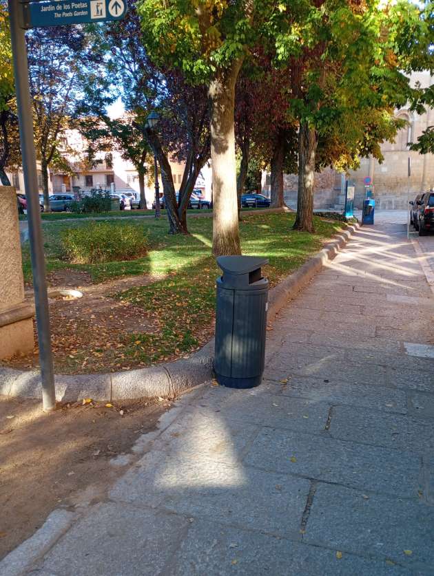 Nuevas papeleras para reforzar la limpieza en el eje Catedral-Alcázar