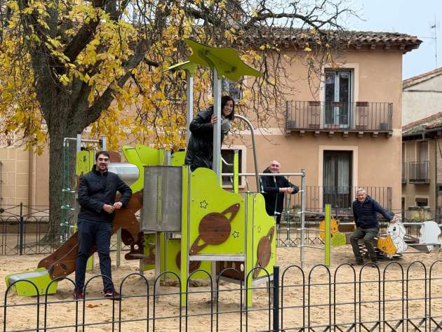 El Ayuntamiento renueva las áreas infantiles de la plaza de la Merced y del barrio de San Marcos