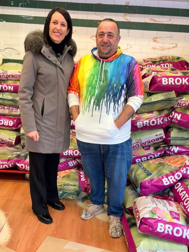 El Ayuntamiento y la Asociación Gestora de Colonias Felinas reparten alimento entre los voluntarios encargados de las colonias