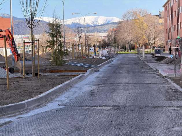La renaturalización de las plazas de Nueva Segovia entra en su última fase con el asfaltado y la plantación de arbustos