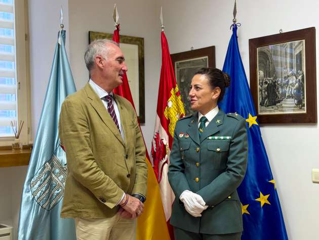 Visita comandante de la Guardia Civil, María Cano 