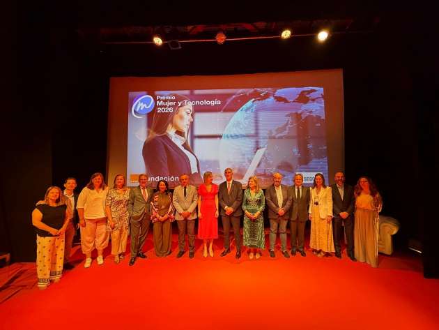Entrega de premio Mujer y Tecnología 