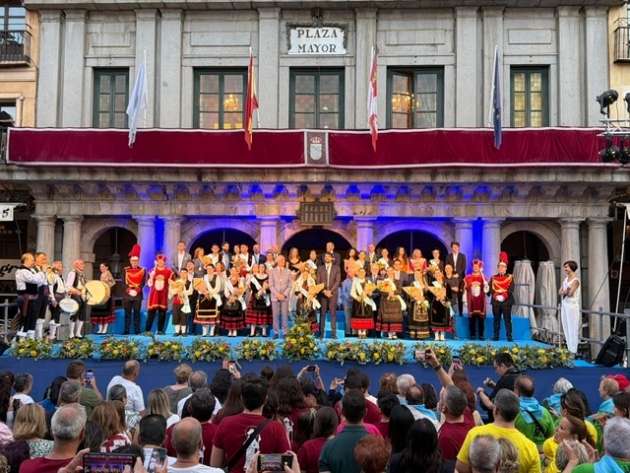 Las Ferias y Fiestas de San Juan y San Pedro arrancan con una multitudinaria inauguración en la plaza Mayor