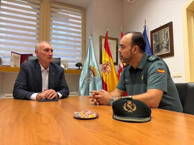 Reunión entre el alcalde y el teniente coronel jefe de la Comandancia de la Guardia Civil de Segovia